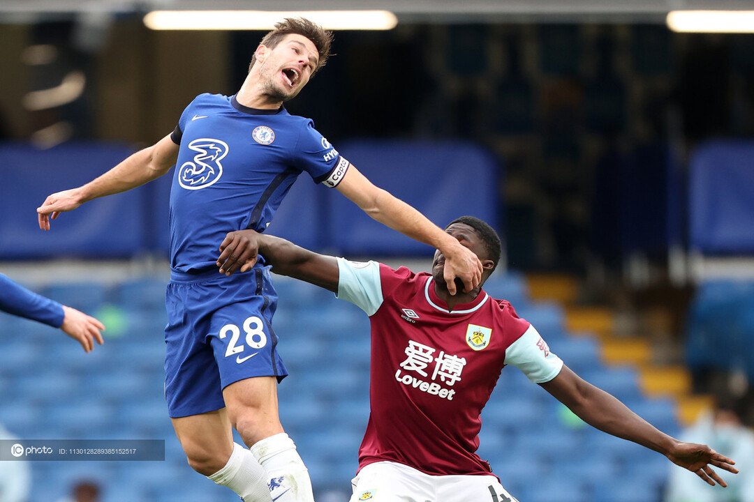 包含伯恩利客场告捷，英超保级希望重燃的词条